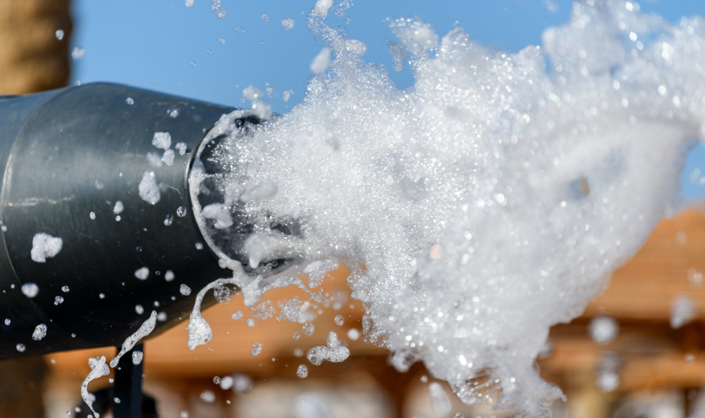 cannone dello schiuma party che spruzza schiuma sulle persone