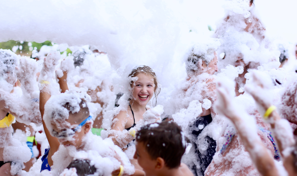 gruppo di bambini che si divertono allo schiuma party