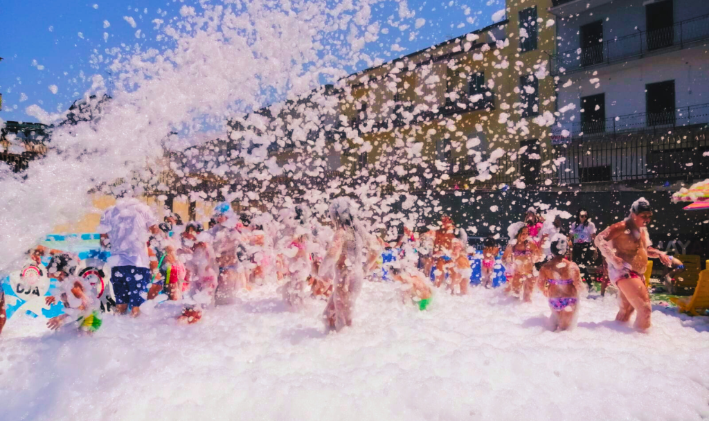 bambini che ballano allo schiuma party